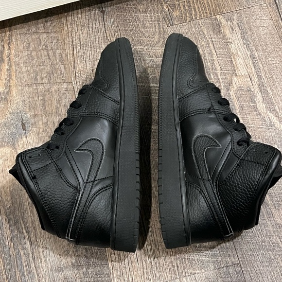 Nike Air Jordan Mid Triple Black GS - Picture 6 of 9